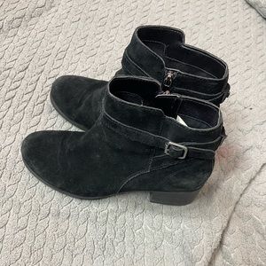 Koolaburra By Ugg Erena Bootie Black Suede Womens 8.5 Buckles Heels Ortholite
